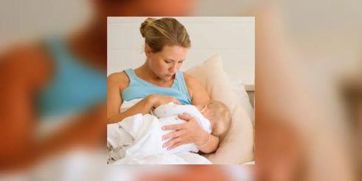 femme allaitant bébé