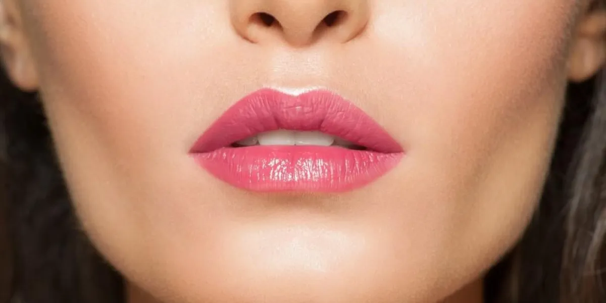 gros plan de belles lèvres avec le rouge à lèvres rose gros plan de belles lèvres avec le rouge à lèvres rose