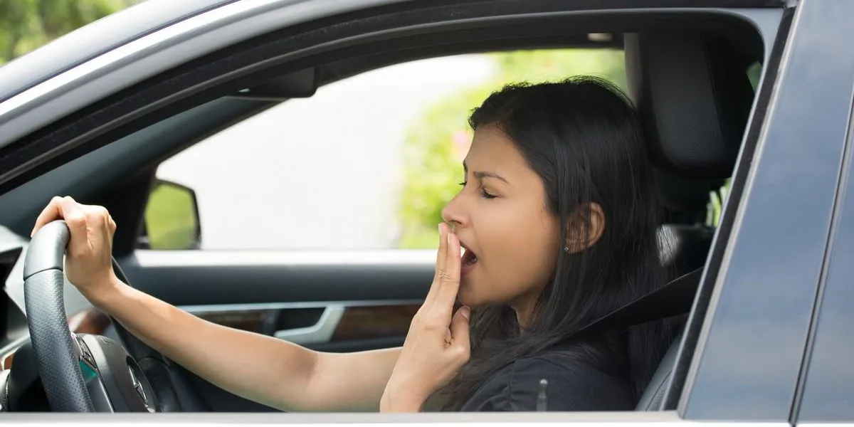 closeup, portrait, fatigué, jeune, séduisant, femme, à, court, attention, portée, conduire, elle, voiture, après, long, heures, voyage, béant, roue, isolé, dehors, fond, privation de sommeil