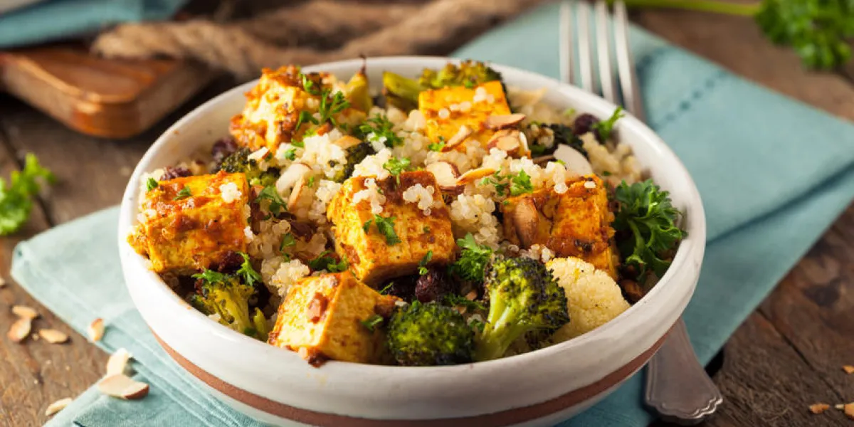 bol de tofu au quinoa fait maison avec légumes et herbes rôtis bol de tofu au quinoa fait maison avec légumes et herbes rôtis