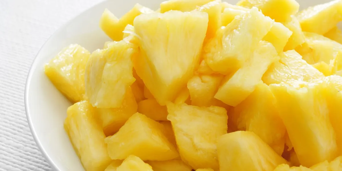 gros plan d'un bol avec ananas en dés servi comme dessert sur une table de jeu gros plan d'un bol avec ananas en dés servi comme dessert sur une table de jeu