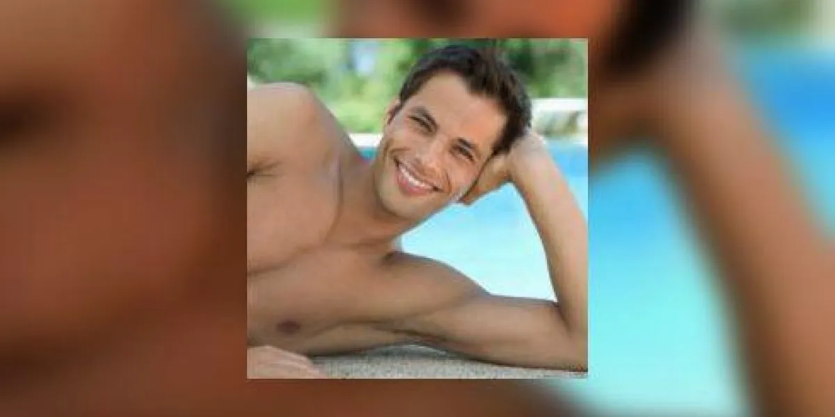 homme au bord de la piscine