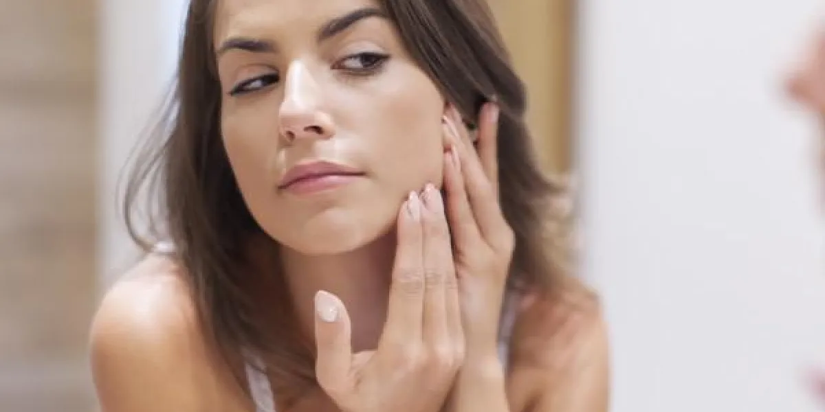 femme prenant soin de sa peau