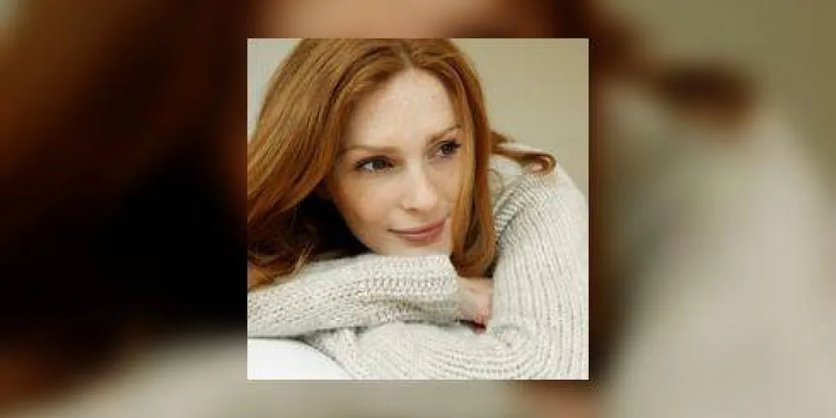 jeune femme, mensonge, reposer, tête, bras, sourire, gros plan jeune femme, mensonge, reposer, tête, bras, sourire, gros plan