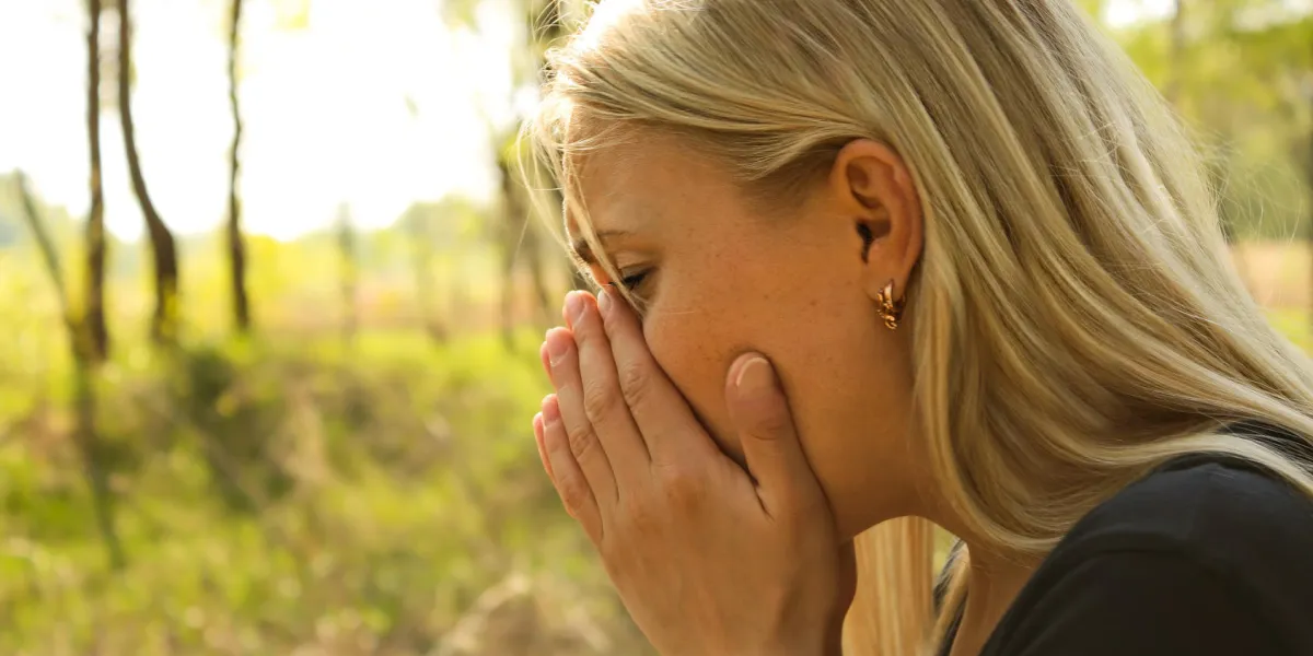 éternuement de l'allergie de la femme éternuement de l'allergie de la femme