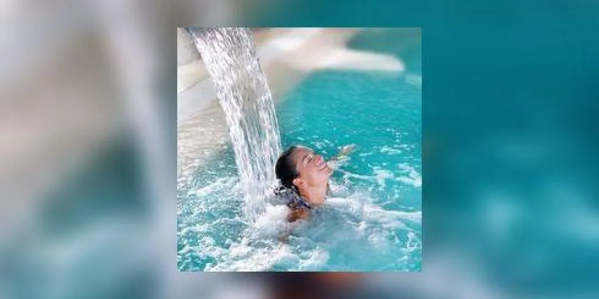 spa hydrothérapie femme cascade jet turquoise piscine eau