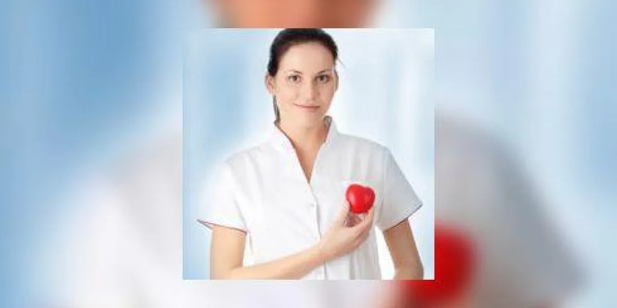 jeune infirmière avec coeur dans sa main jeune infirmière avec coeur dans sa main