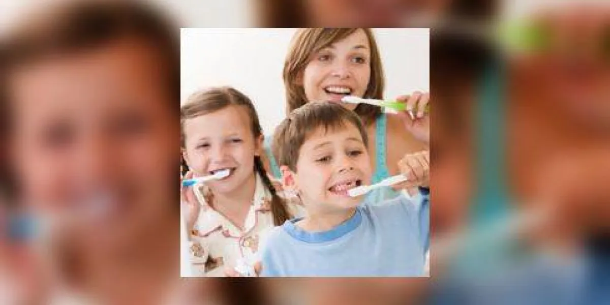 mère et enfants se brosser les dents