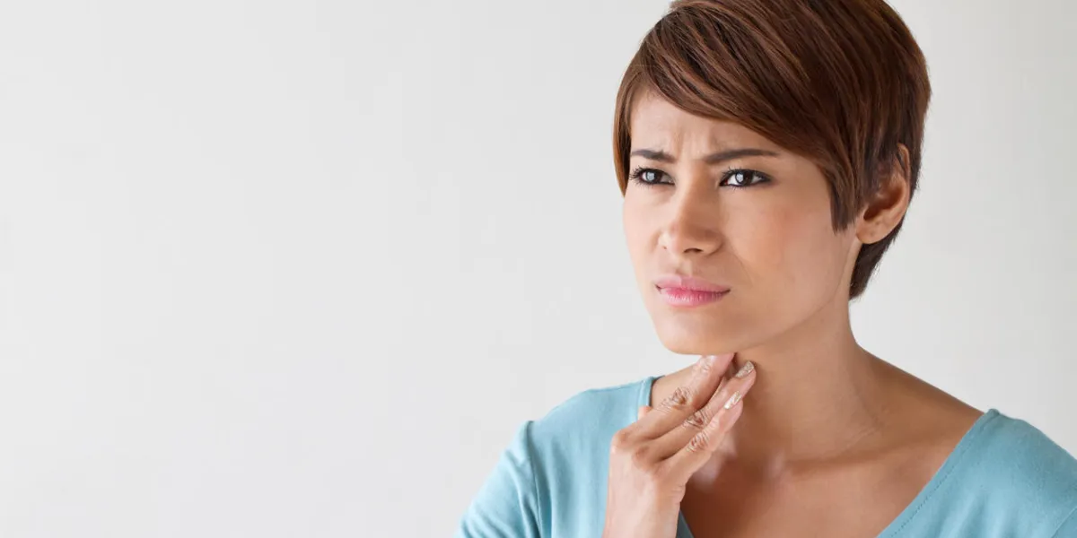 femme malade avec mal de gorge, inflammation avec une zone vide pour le texte ou l'espace de copie femme malade avec mal de gorge, inflammation avec une zone vide pour le texte ou l'espace de copie