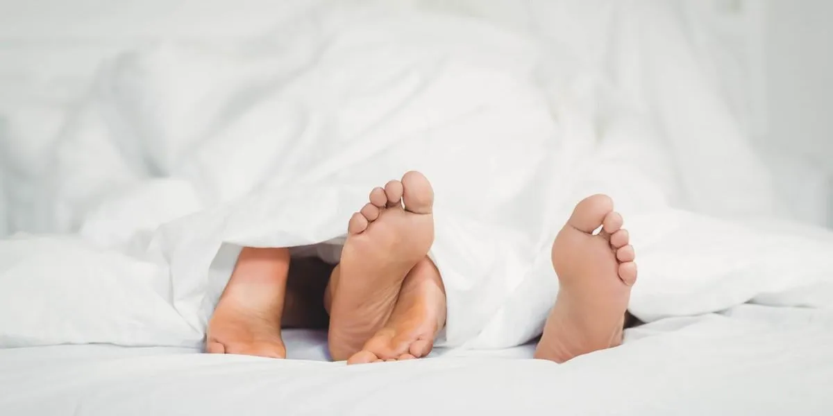 les pieds qui sortent de la couverture les pieds qui sortent de la couverture