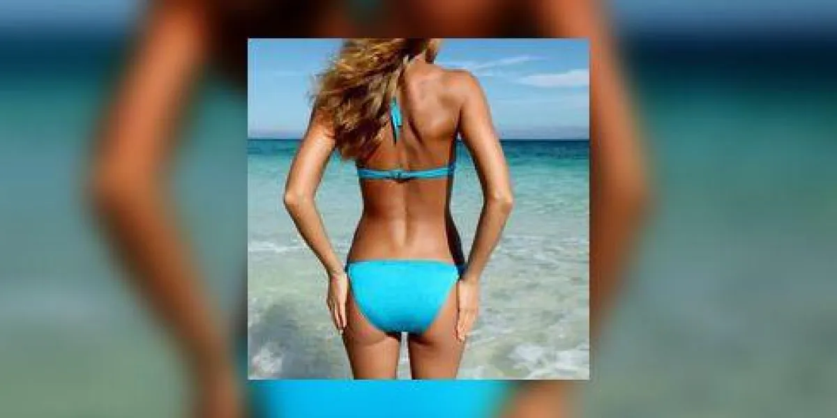 belle jeune femme en bikini sexy debout à la plage de la mer