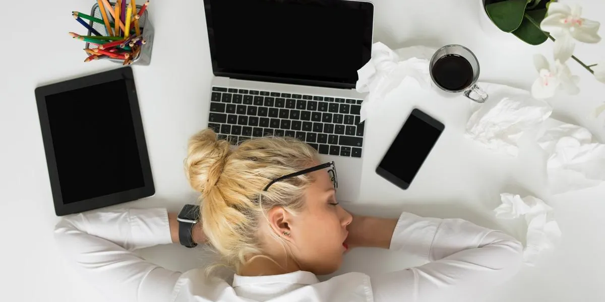 femme qui dort dans le bureau