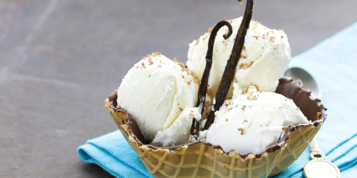 glace à la vanille maison dans une coupe de gaufres glace à la vanille maison dans une coupe de gaufres