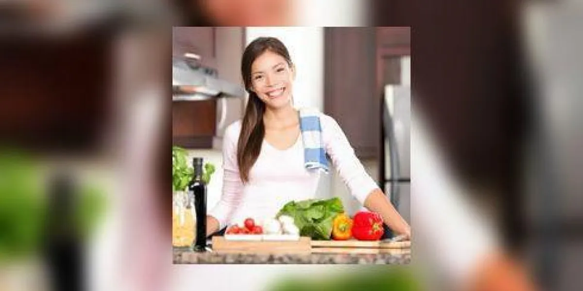 femme de cuisine faisant de la nourriture