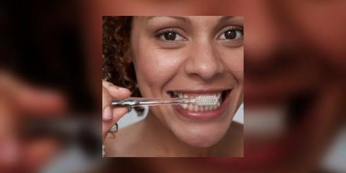 femme se brosser les dents femme se brosser les dents
