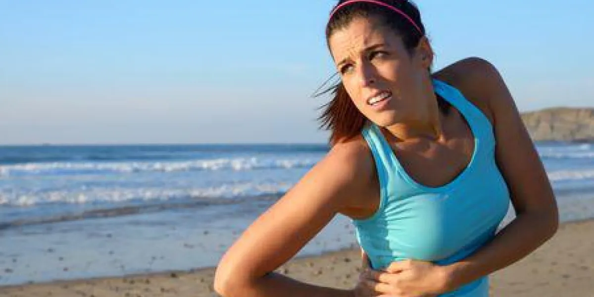 femme de remise en forme avec la douleur des reins côté femme athlète avec des blessures douloureuses ou des spasmes dans les muscles de serratus