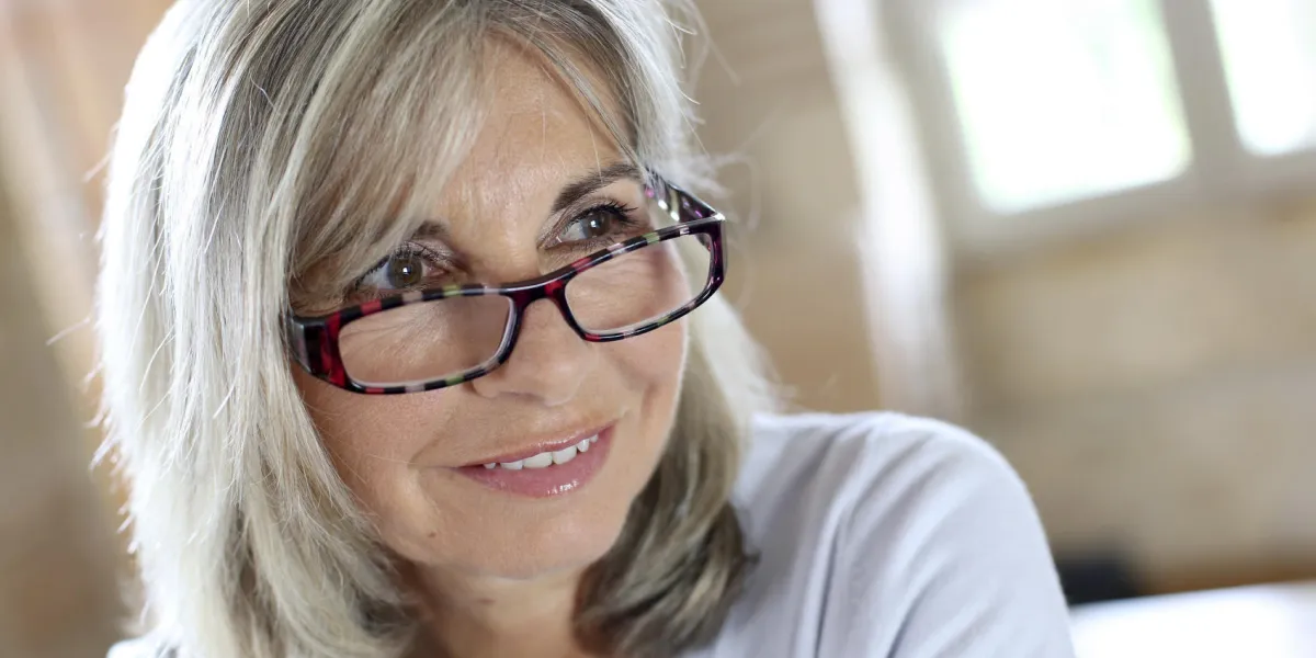 portrait de femme senior détente à la maison