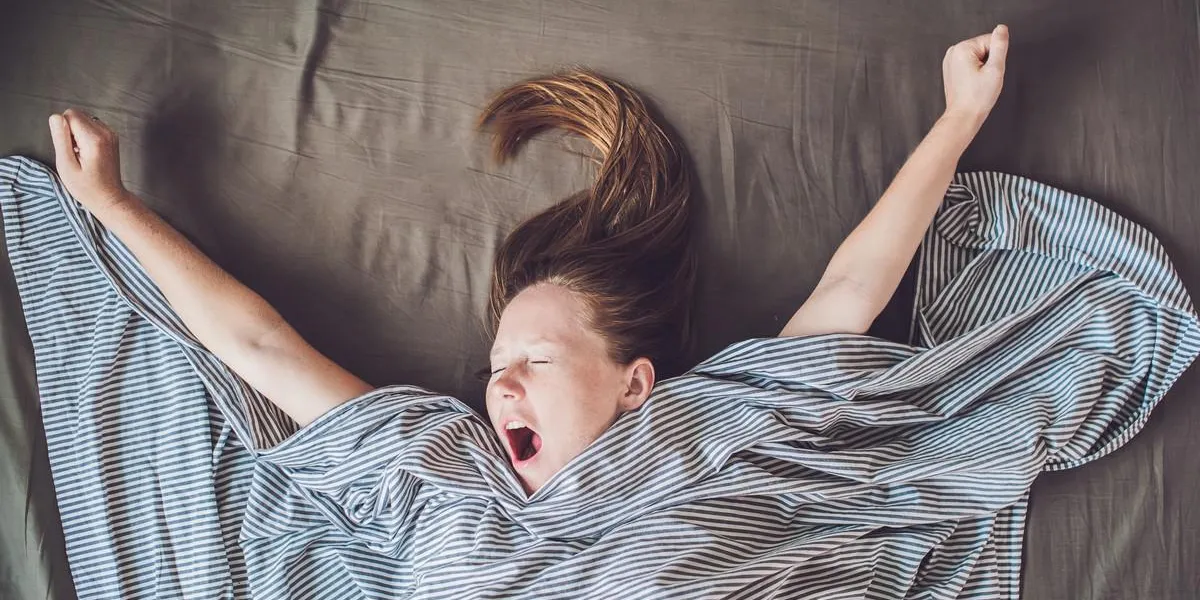 belle jeune femme couchée dans son lit et de dormir, vue de dessus ne pas avoir assez de concept de sommeil