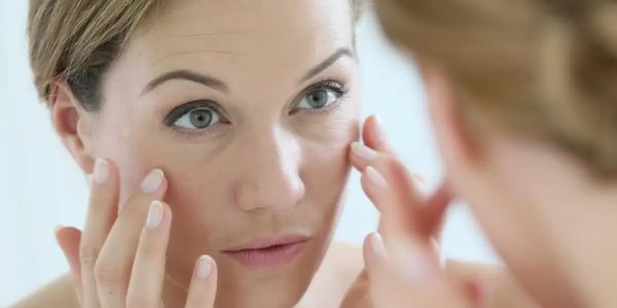 femme d'âge moyen appliquant la crème anti-vieillissement