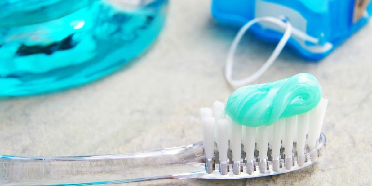 gros plan d'une brosse à dents, avec fil dentaire et rinçage gros plan d'une brosse à dents, avec fil dentaire et rinçage