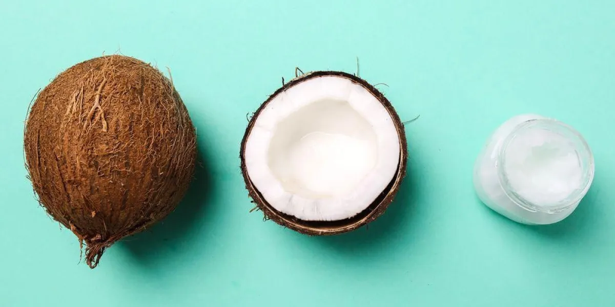 boire de la noix de coco sur la table boire de la noix de coco sur la table