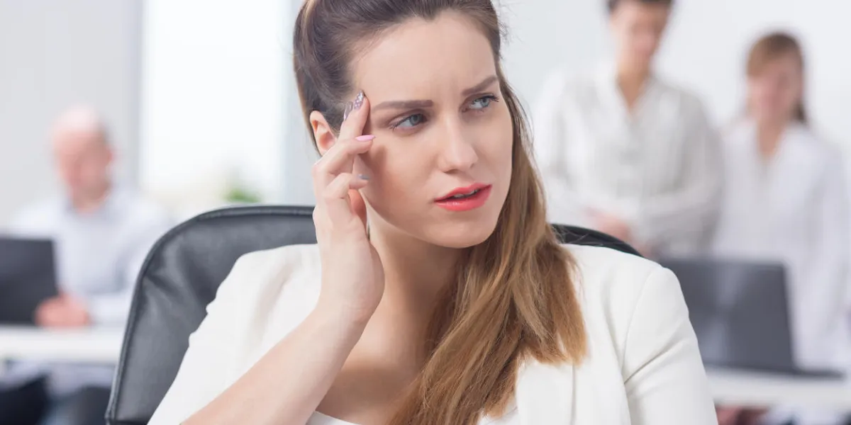 femme d'affaires avec migraine se sentir mal au travail