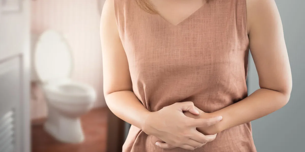 la femme se réveiller pour aller aux toilettes avec le concept de problème de diarrhée
