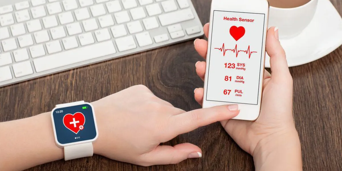 mains féminines tenant le téléphone tactile et montre intelligente avec capteur de santé de l'application mobile mains féminines tenant le téléphone tactile et montre intelligente avec capteur de santé de l'application mobile