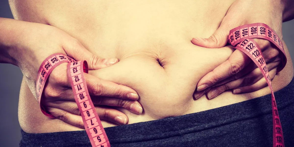 se débarrasser de la graisse du ventre, l'alimentation, la perte de poids ou gagner la notion de femme toucher l'estomac tenant la mesure se débarrasser de la graisse du ventre, l'alimentation, la perte de poids ou gagner la notion de femme toucher l'estomac tenant la mesure