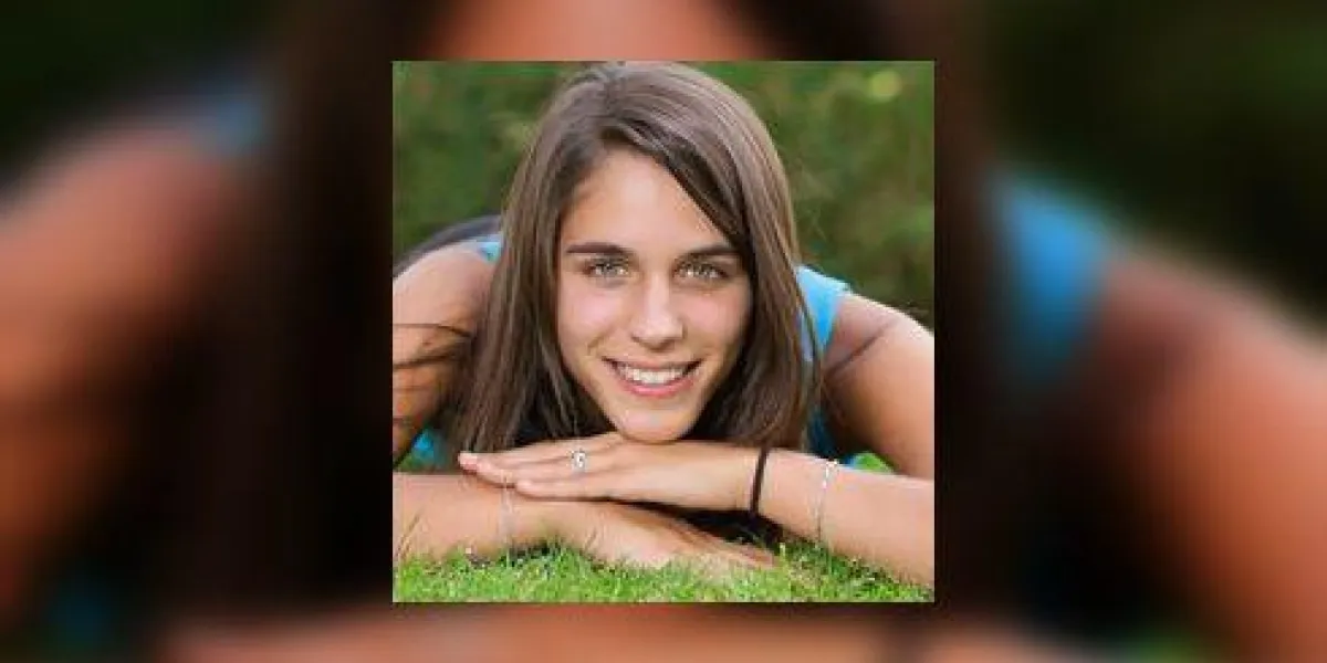 jolie jeune femme allongée sur l'herbe dans le parc jolie jeune femme allongée sur l'herbe dans le parc