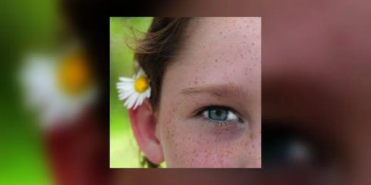 rousseur face à la jeune fille avec daisy derrière l'oreille