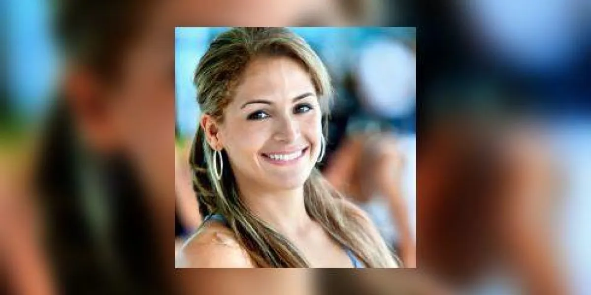 portrait de belle femme à la gym en souriant portrait de belle femme à la gym en souriant