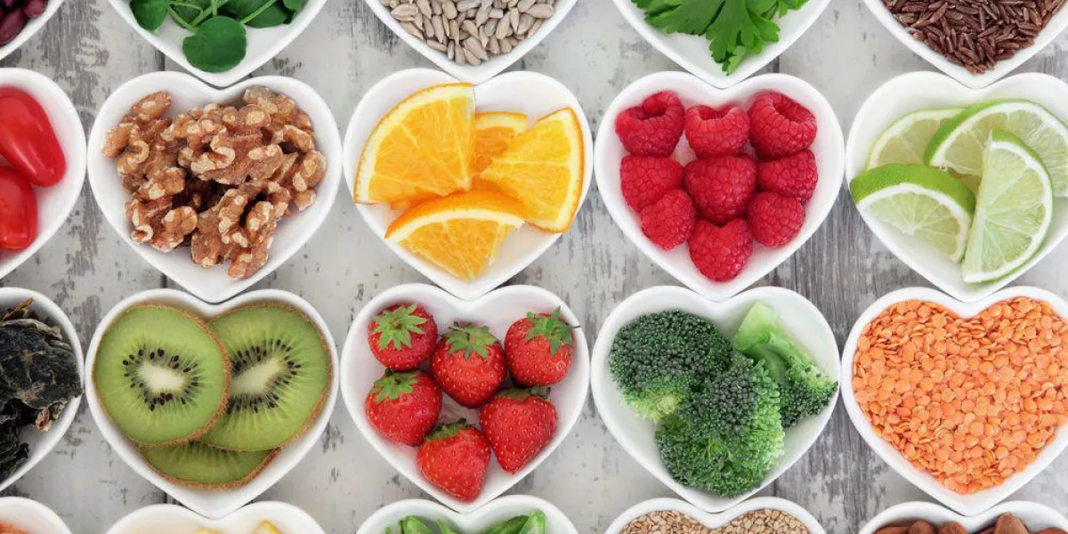 sélection de super aliments pour régime alimentaire dans des bols en porcelaine sur fond en bois en détresse