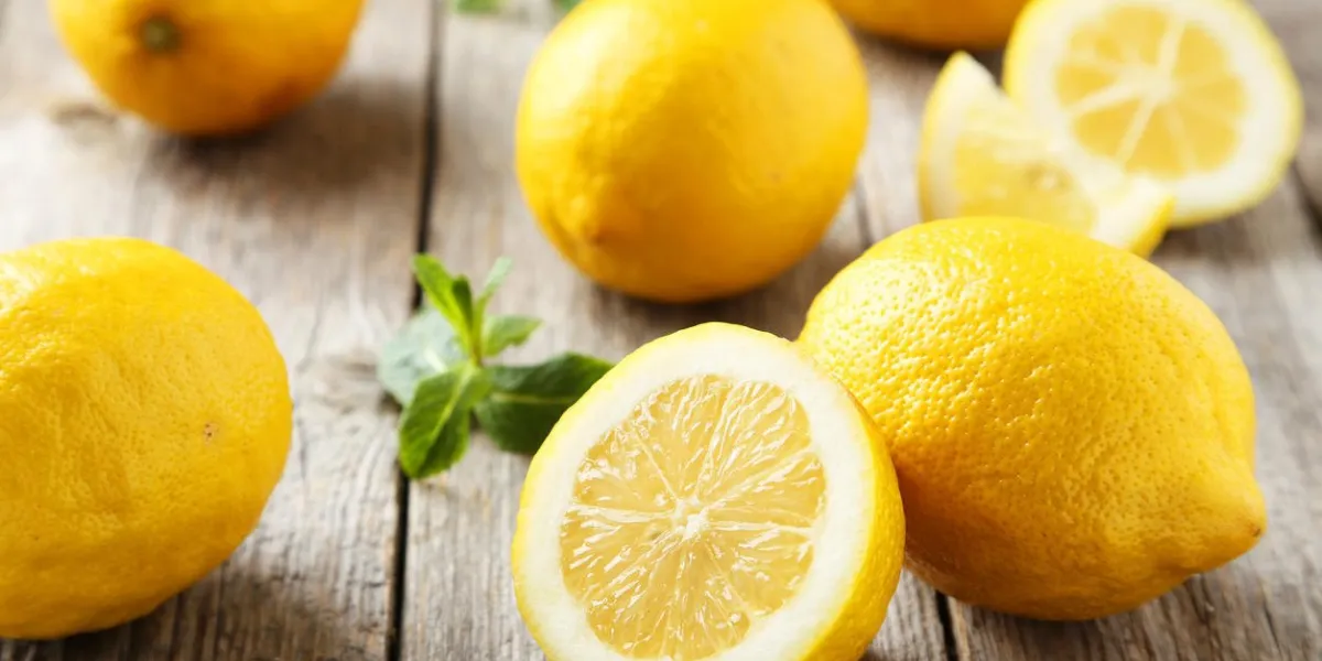 citrons sur fond en bois gris