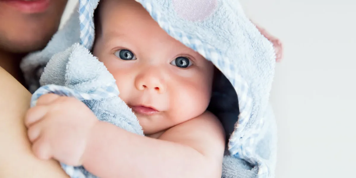 bébé mignon après le bain avec une serviette sur la tête bébé mignon après le bain avec une serviette sur la tête