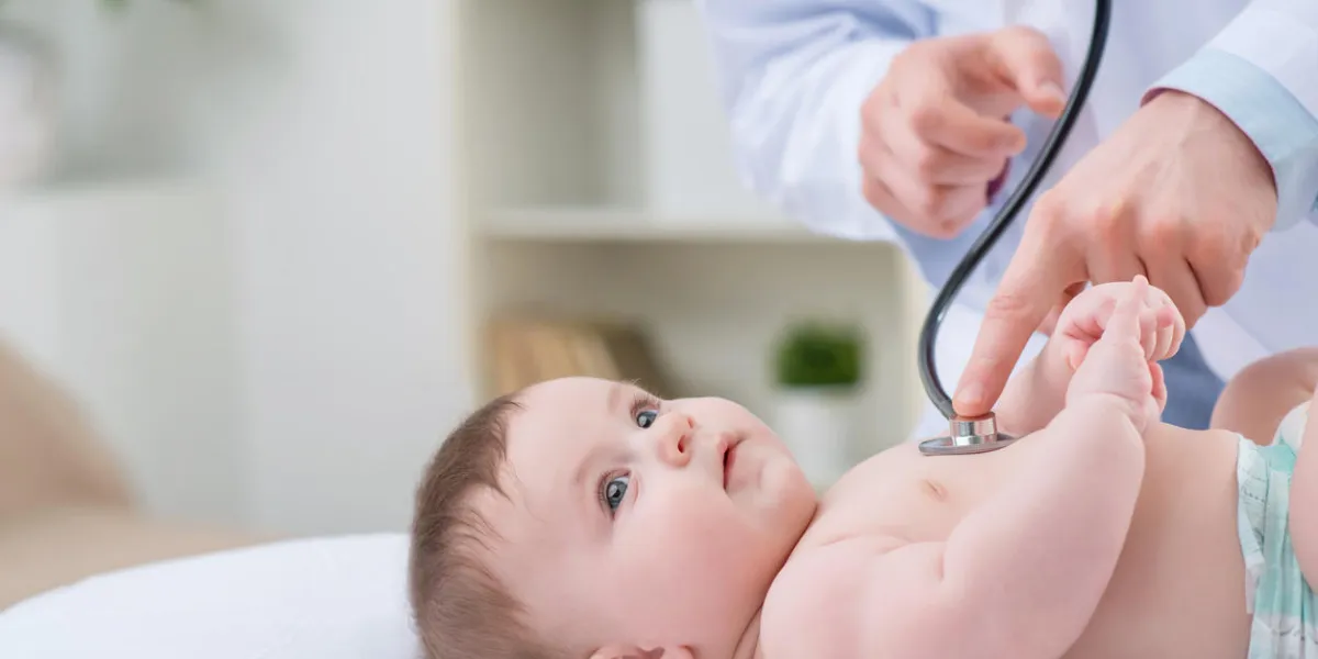 si beau monde pédiatre professionnel tenant stéthoscope et examiner bébé tout en étant attiré dans le travail si beau monde pédiatre professionnel tenant stéthoscope et examiner bébé tout en étant attiré dans le travail