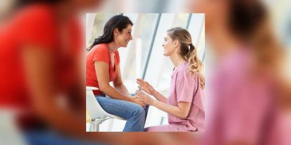 infirmière offrant des conseils à la femme déprimée infirmière offrant des conseils à la femme déprimée