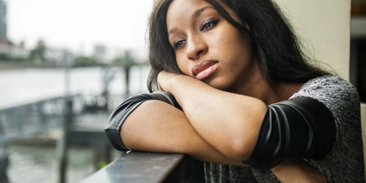 concept de coeur brisé afro-américain dépressif triste concept de coeur brisé afro-américain dépressif triste