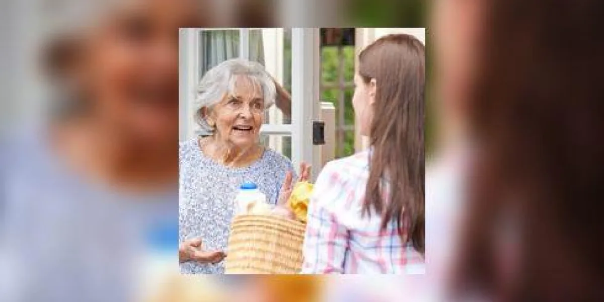 personne faisant des achats pour un voisin âgé