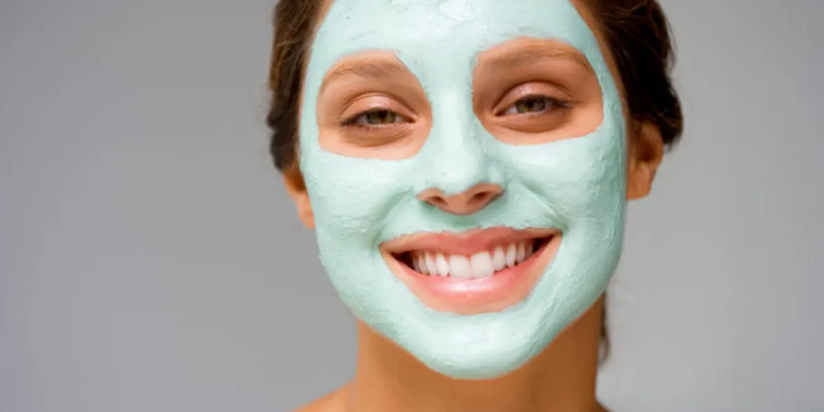 femme souriante avec masque facial