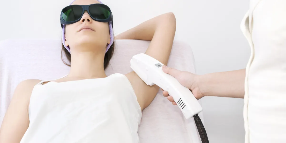 jeune femme recevant un traitement d'épilation au laser