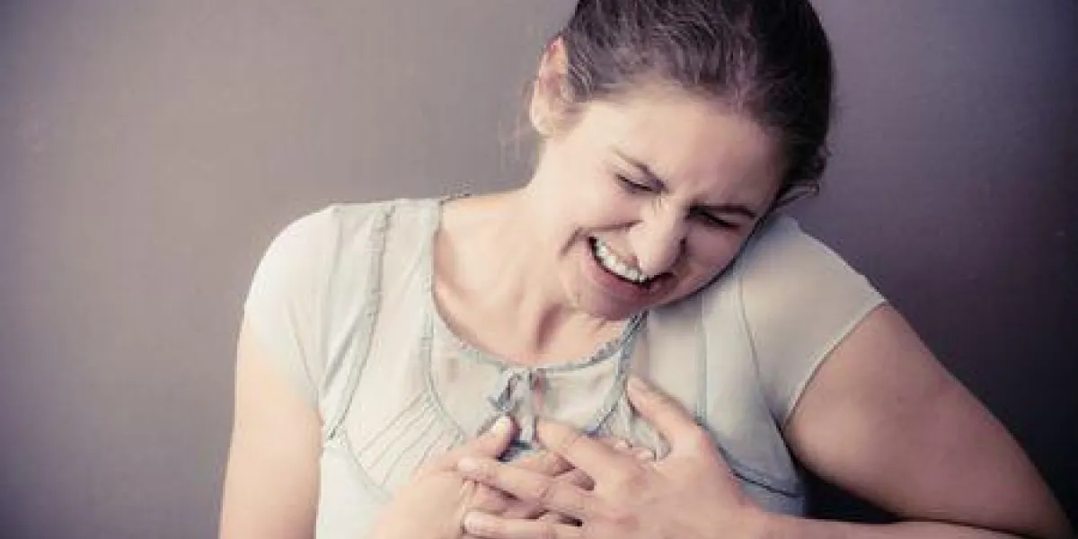 maux et douleurs concept malade femme ayant mauvaise douleur et la douleur crise cardiaque problème de santé femelle placer les mains sur sa poitrine maux et douleurs concept malade femme ayant mauvaise douleur et la douleur crise cardiaque problème de santé femelle placer les mains sur sa poitrine