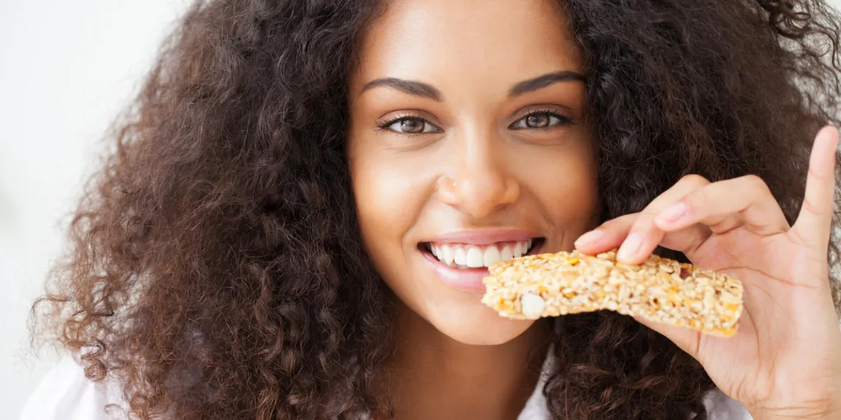 jeune femme sur le point de manger une collation santé