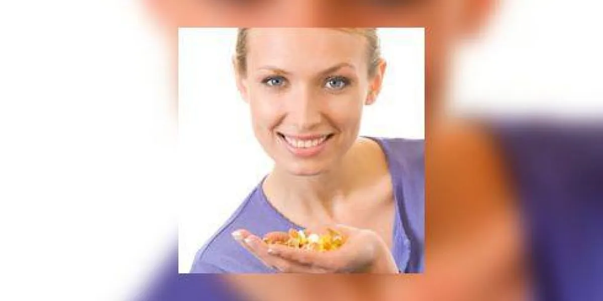 jeune femme heureuse avec des pilules assorties et des capsules, isolé jeune femme heureuse avec des pilules assorties et des capsules, isolé