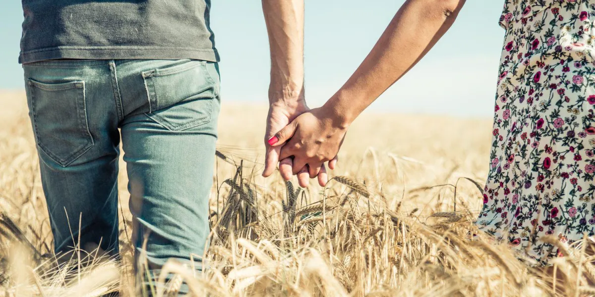 couple, main dans la main, dans, a, champ blé, marche ensemble, dans, les, nature