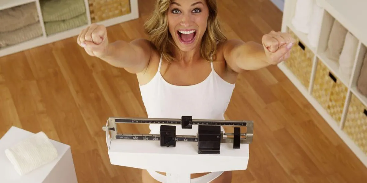 femme heureuse célébrant la perte de poids