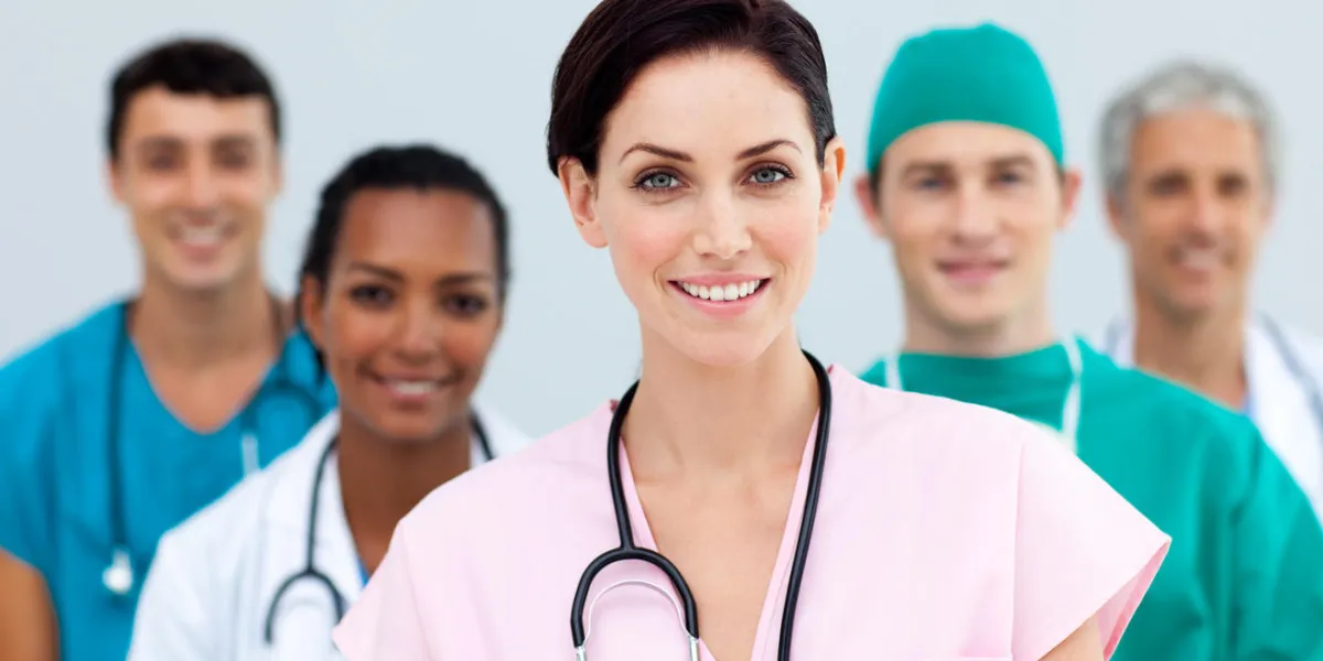 femme médecin debout devant son équipe à l'hôpital femme médecin debout devant son équipe à l'hôpital