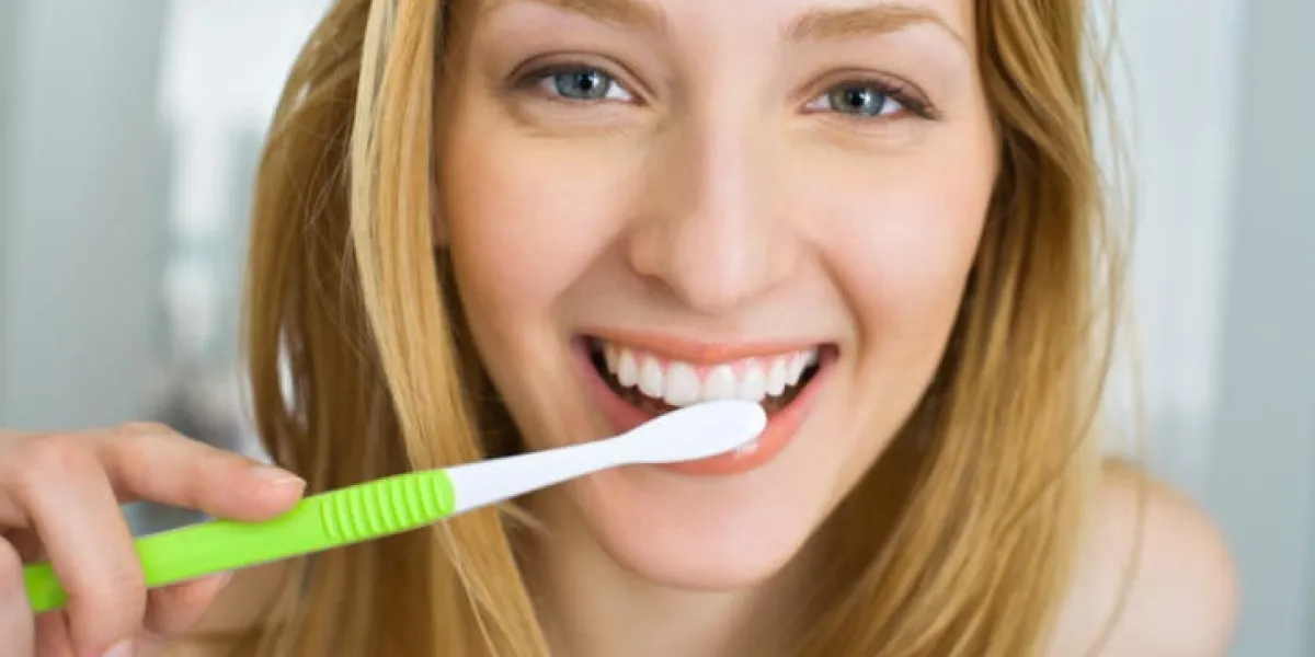 femme se brosser les dents