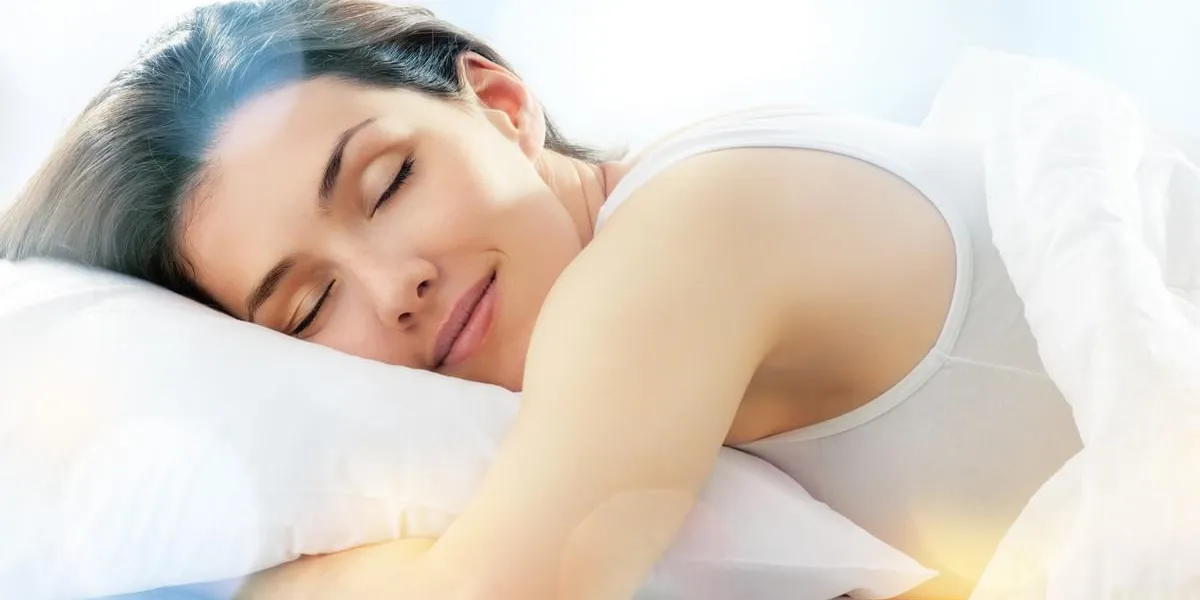 belle fille dort dans la chambre