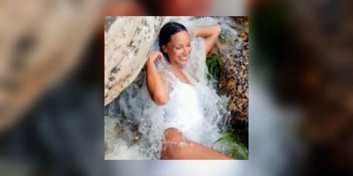 femme riant sous l'eau femme riant sous l'eau